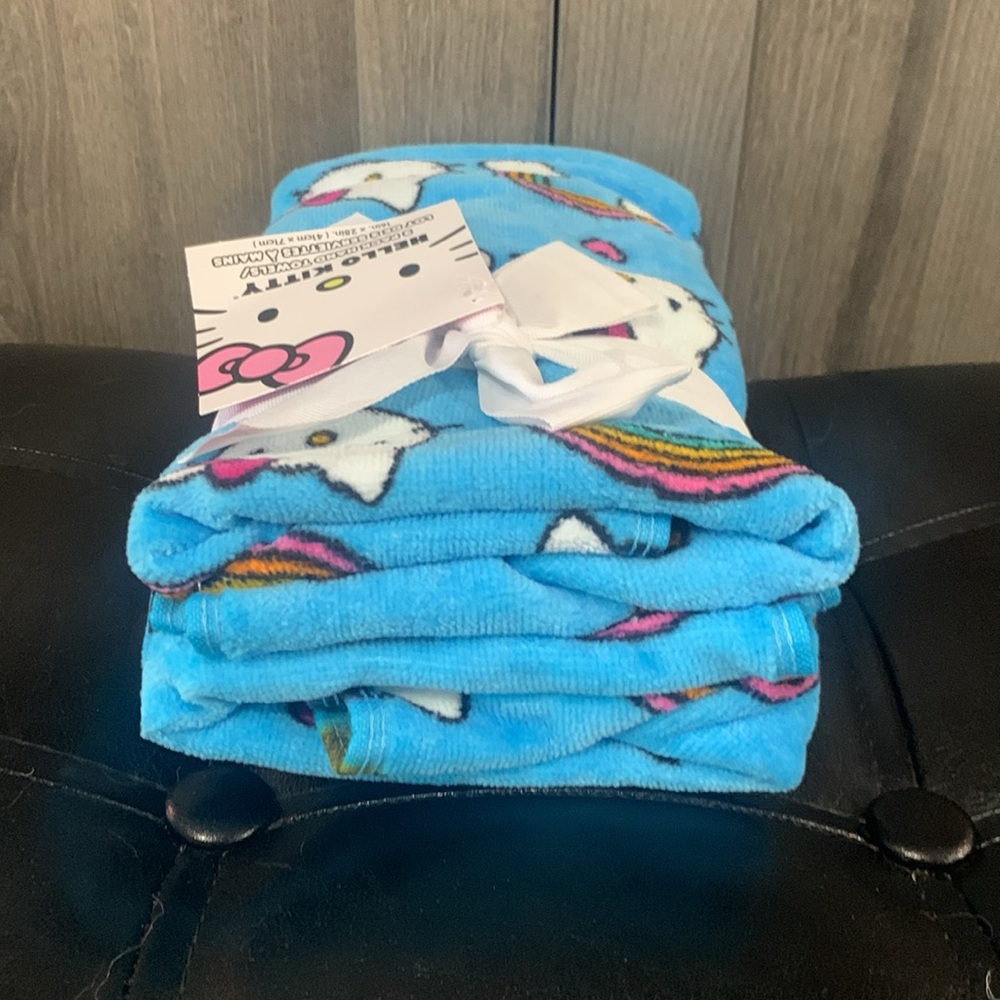 New Hello Kitty & Rainbows Set Of 2 Sky Blue Hand Towels Towel With Tag & Bow - Picture 6 of 9